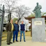 De izq. a dcha., Juan Manuel Suárez Japón, Julio Suárez Japón y Carlos Japón, ante el monumento a Hasekura Tsunenaga en Coria del Río