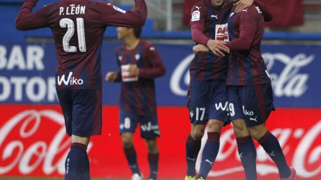 El centrocampista del Eibar Sergi Enrich (d) celebra su gol, segundo del equipo armero frente al Leganés, durante el encuentro de la jornada 35 de Liga en Primera División