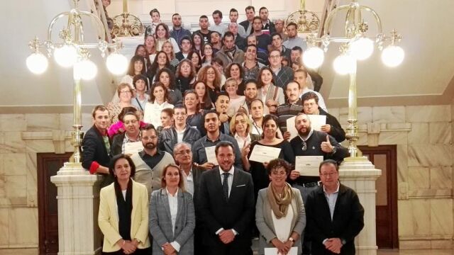 Óscar Puente junto a Rafi Romero, Rocío Lucas y los participantes en los cursos mixtos de formación