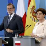 El presidente del Gobierno, Mariano Rajoy, junto a la primera ministra de la República de Polonia, Beata Szydlo