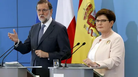 El presidente del Gobierno, Mariano Rajoy, junto a la primera ministra de la República de Polonia, Beata Szydlo