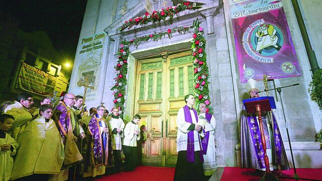 El cardenal arzobispo, Ricardo Blázquez, momentos antes de abrir la Puerta del Salvador, junto al rector de la Basílica-Santuario de la Gran Promesa, Julio Alberto de Pablos, y el vicario de la Diócesis, Luis Argüello, entre otros
