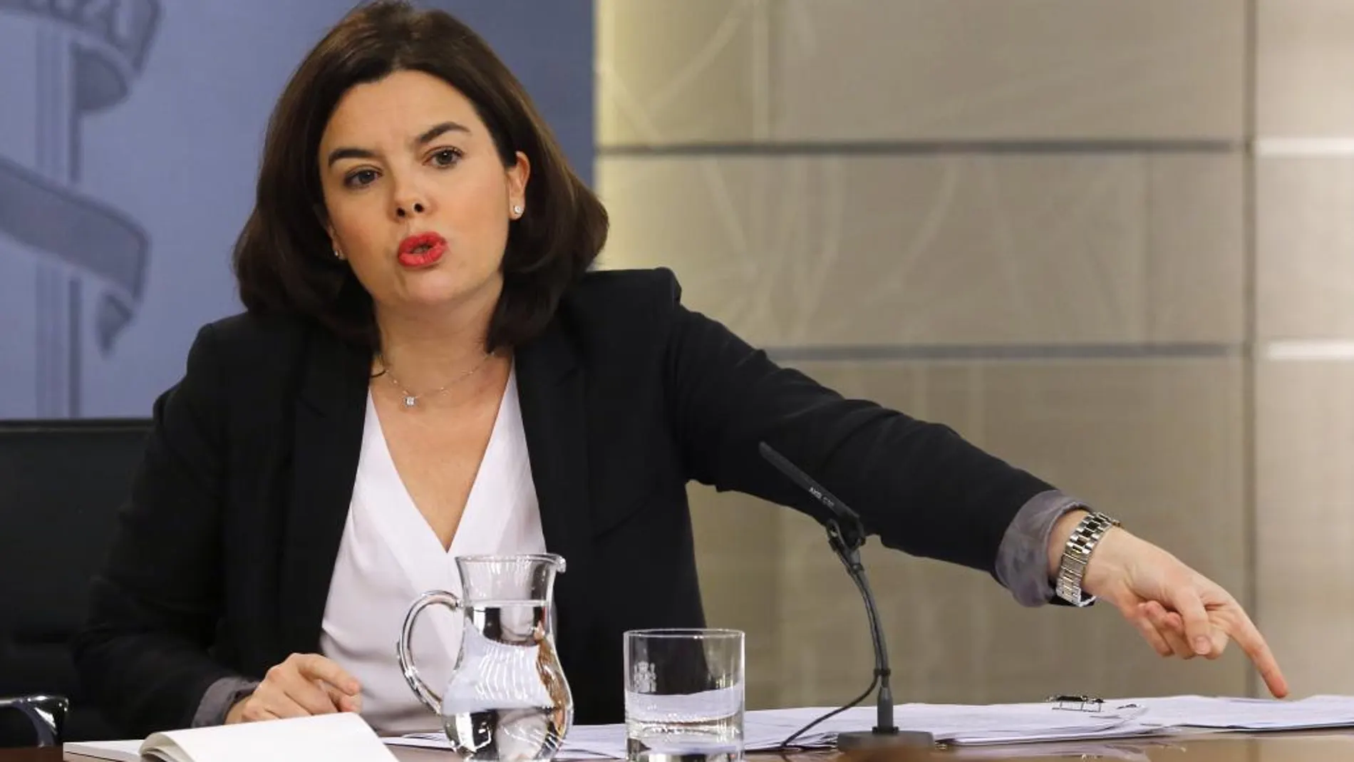 La vicepresidenta del Gobierno, Soraya Sáenz de Santamaría, durante la rueda de prensa que ha ofrecido tras la reunión del Consejo de Ministros