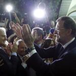 El líder del PP y presidente del Gobierno en funciones, Mariano Rajoy (d) a su salida del congreso tras ser investido hoy presidente.