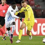 El centrocampista ruso del Villarreal, Denis Cheryshev lucha por el balón con Moussa Koné del Zúrich durante el partido de la fase de grupos de la Liga Europa