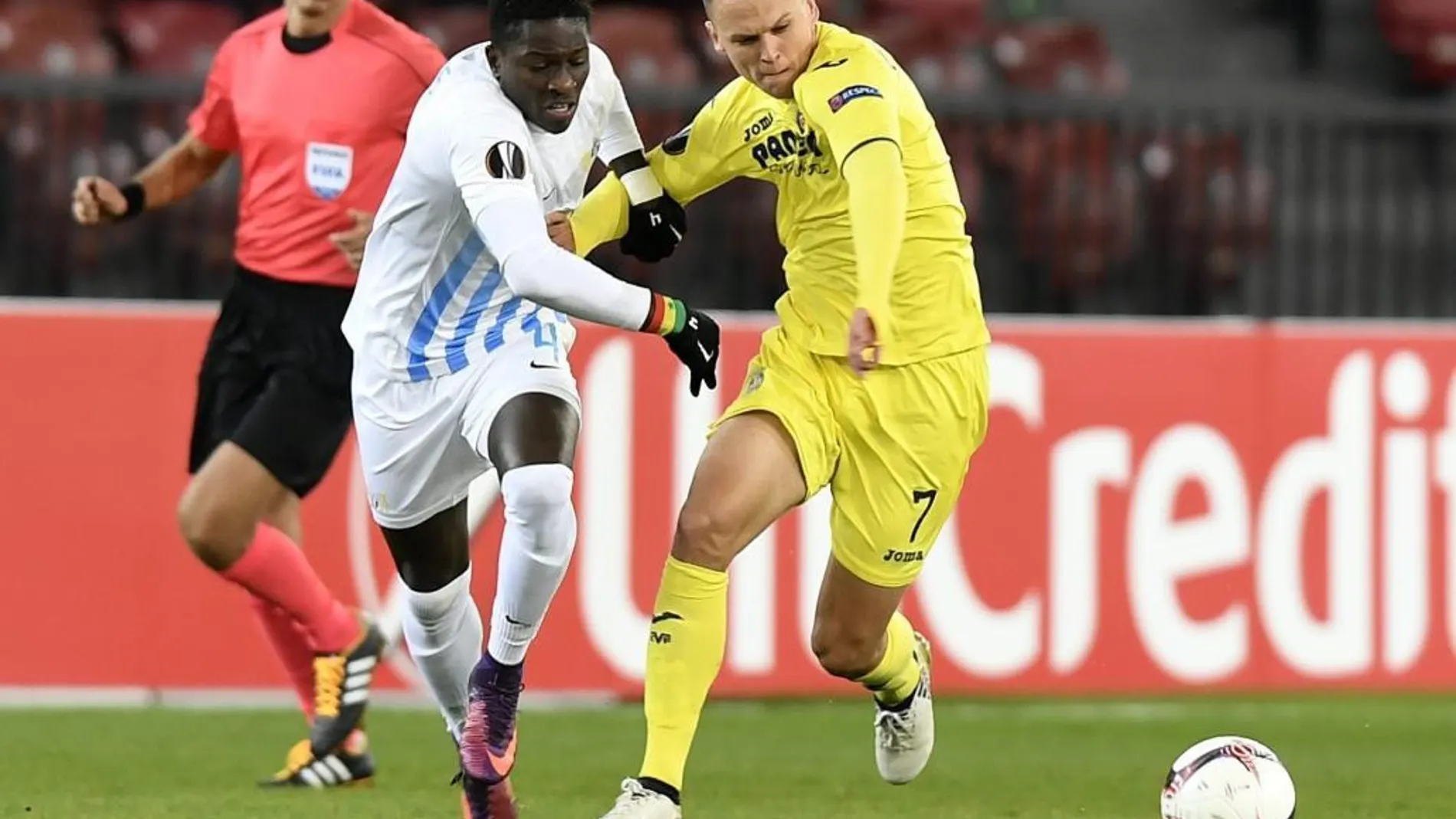 El centrocampista ruso del Villarreal, Denis Cheryshev lucha por el balón con Moussa Koné del Zúrich durante el partido de la fase de grupos de la Liga Europa