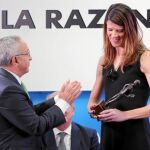 Alejandro Blanco, presidente del Comité Olímpico Español, entregó el premio a Ruth Beitia