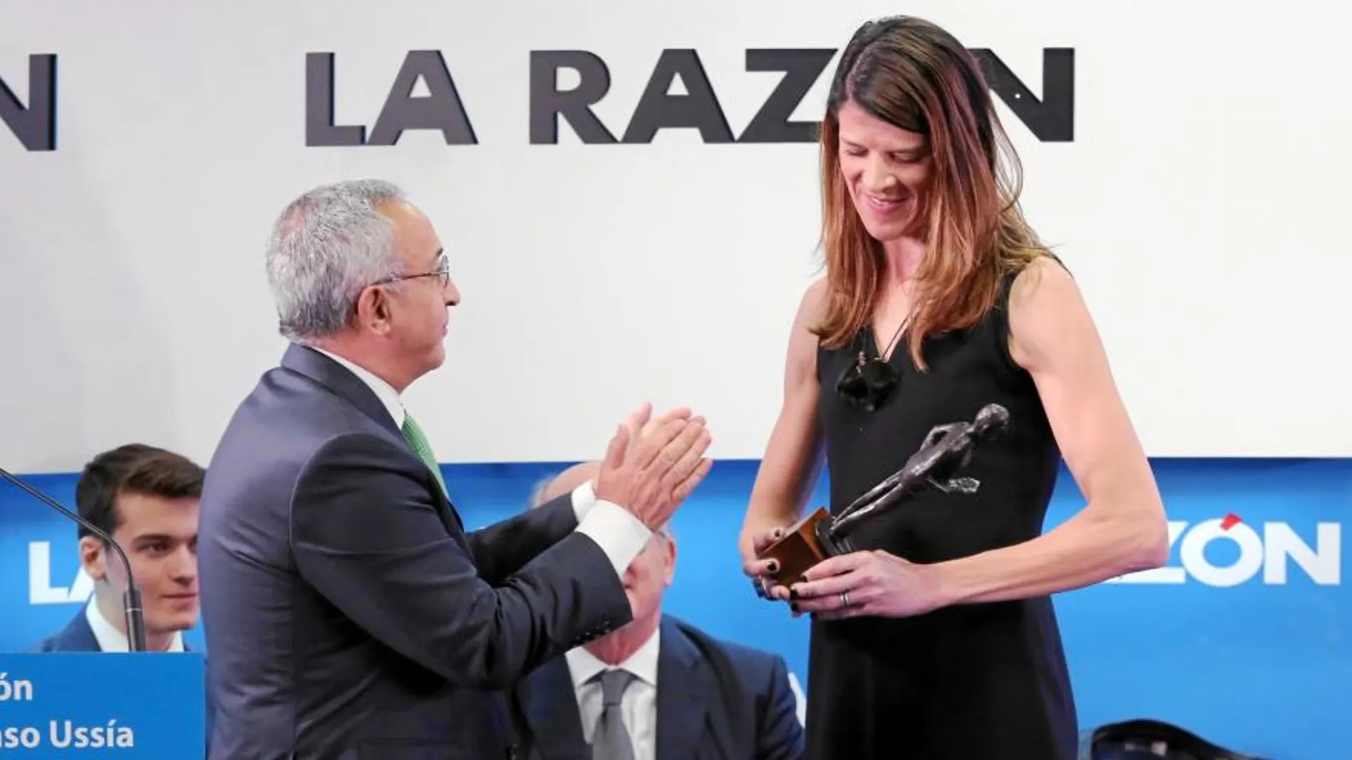 Alejandro Blanco, presidente del Comité Olímpico Español, entregó el premio a Ruth Beitia