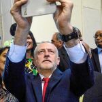 Corbyn se hace un «selfie» en Westminster
