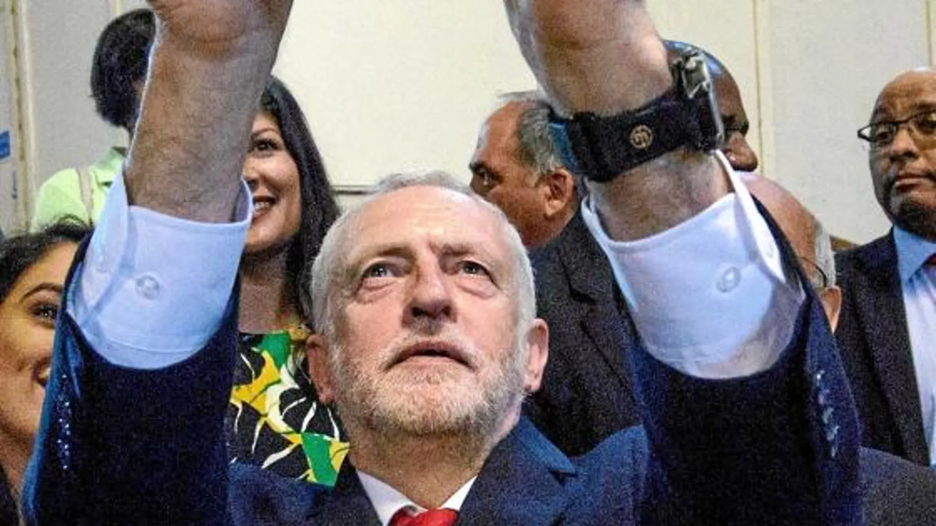 Corbyn se hace un «selfie» en Westminster
