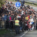 Refugiados esperan en la frontera entre Austria y Alemania en Passau, Alemania