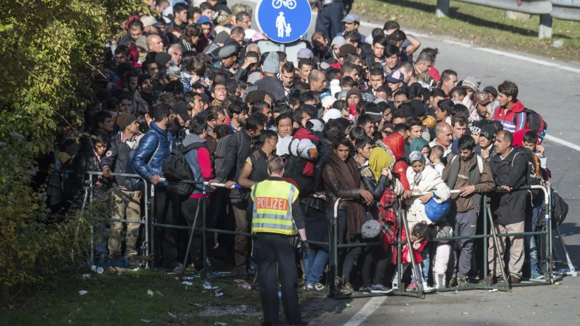 Refugiados esperan en la frontera entre Austria y Alemania en Passau, Alemania