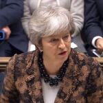 La “premier” defiende en el Parlamento su “plan B” para el Brexit
