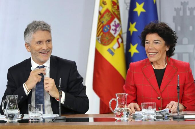 El ministro del Interior, Fernando Grande-Marlaska y la ministra de Educación y Portavoz del Gobierno, Isabel Celaá / Foto: Gtres