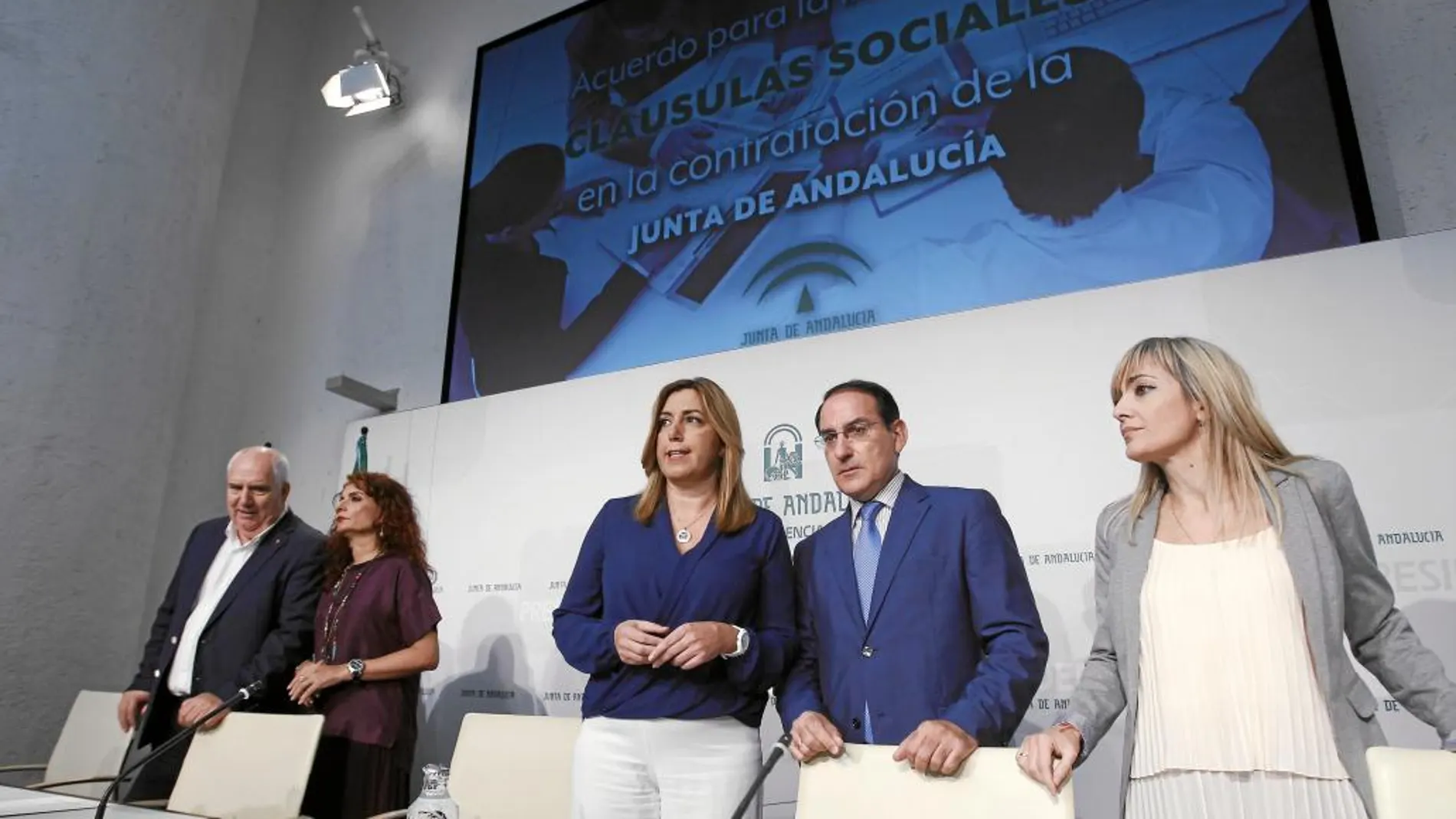 La presidenta Susana Díaz y la consejera María Jesús Montero, junto a Carbonero, González de Lara y Carmen Castilla