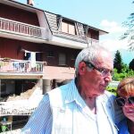 Blandino y Giulia posan frente a la casa que siempre soñaron tener y que compraron por fin en 2007 tras trabajar en Alemania. Ahora nadie puede acercarse al edificio, por riesgo de derrumbe: «No podemos coger ni siquiera nuestros libros preferidos»