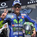 Rossi posa para los fotógrafos después de los entrenamientos oficiales en Mugello