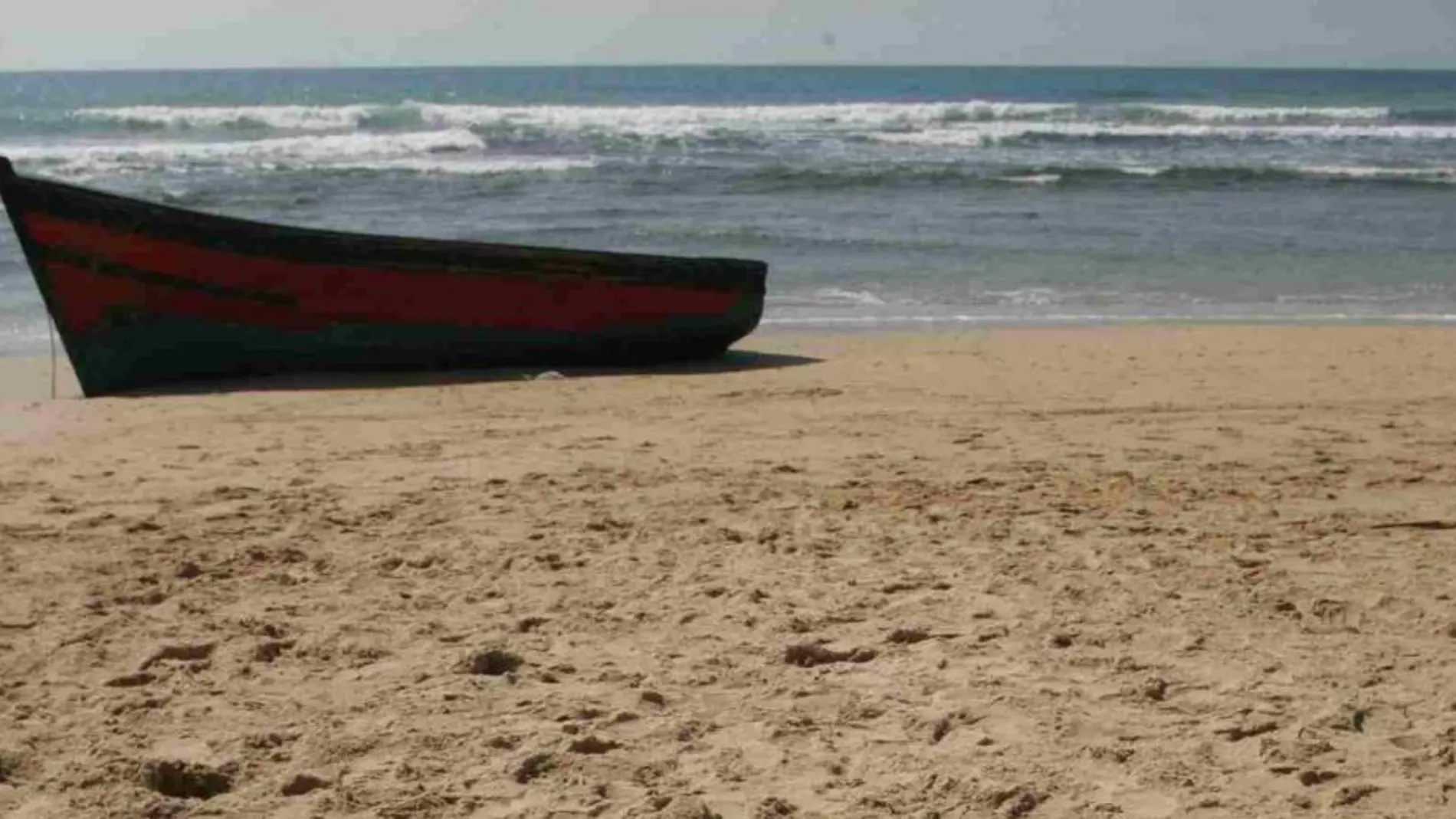 Una patera en la playa de Barbate.