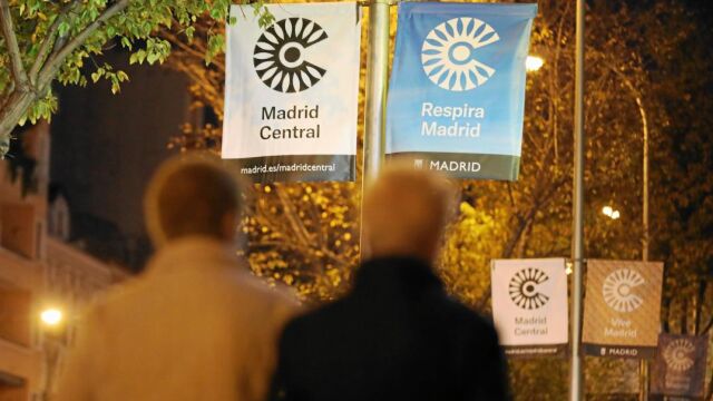 A finales de la semana pasada, el Ayuntamiento abrió la campaña informativa de Madrid Central, que incluye banderolas en aquellos barrios y distritos limítrofes con el área restringida / Foto: Cristina Bejarano