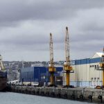 Cuatro grúas paradas en uno de los muelles del puerto de Las Palmas ayer, en el segundo día de las 48 horas ininterrumpidas de huelga