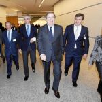 El presidente Herrera junto a la vicepresidenta Rosa Valdeón, la delegada del Gobierno en Castilla y León, María José Salgueiro y el presidente saliente y entrante de Empresa Familar, Alfonso Jiménez y José Miguel Isidro