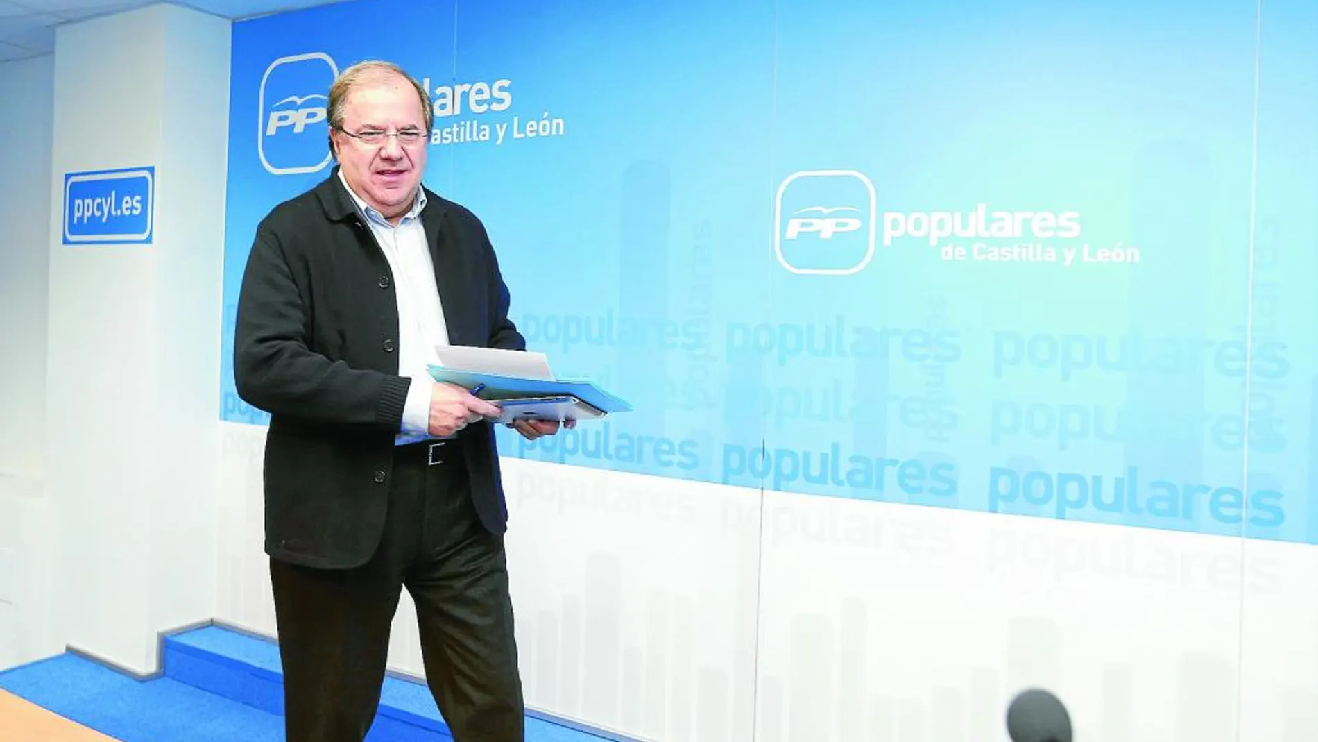 El presidente de Castilla y León, el popular Juan Vicente Herrera, comparece ante los medios para analizar los resultados de su partido