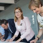La presidenta de la Diputación de Zamora, Mayte Martín, durante la firma de los acuerdos del programa Dipnamiza I, ayer en el Recinto Ferial Ifeza de la capital zamorana