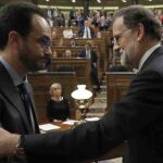 Mariano Rajoy es felicitado por el portavoz del PSOE, Antonio Hernando tras ser investido hoy presidente del Gobierno.