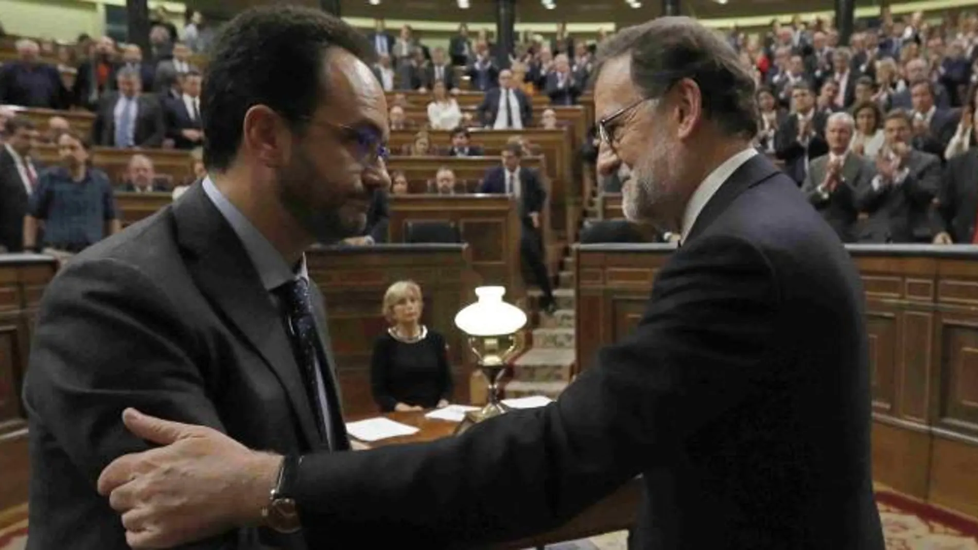Mariano Rajoy es felicitado por el portavoz del PSOE, Antonio Hernando tras ser investido hoy presidente del Gobierno.