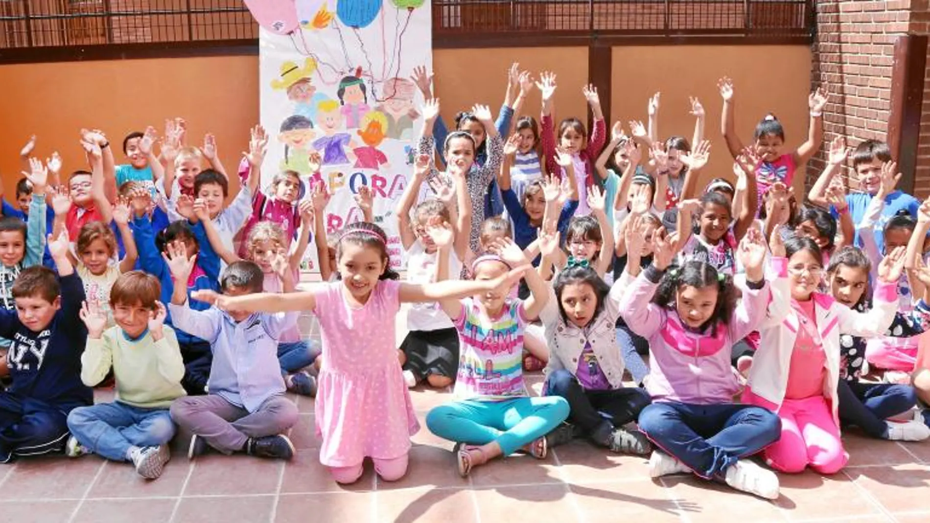 Varios niños y niñas del colegio Santa Eulalia de Segovia dan la bienvenida al nuevo curso escolar
