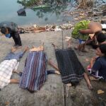 Supervivientes permanecen junto a las víctimas en el tsunami en Palu (Indonesia). Efe
