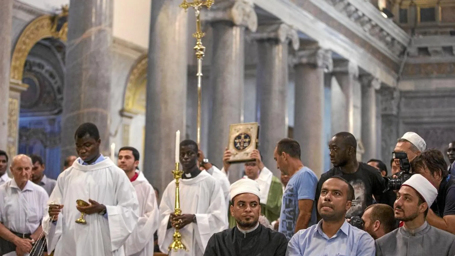 Ceremonia religiosa multiconfesional en una iglesia de Roma, ayer, en la que se condenó el ataque al sacerdote de Ruán