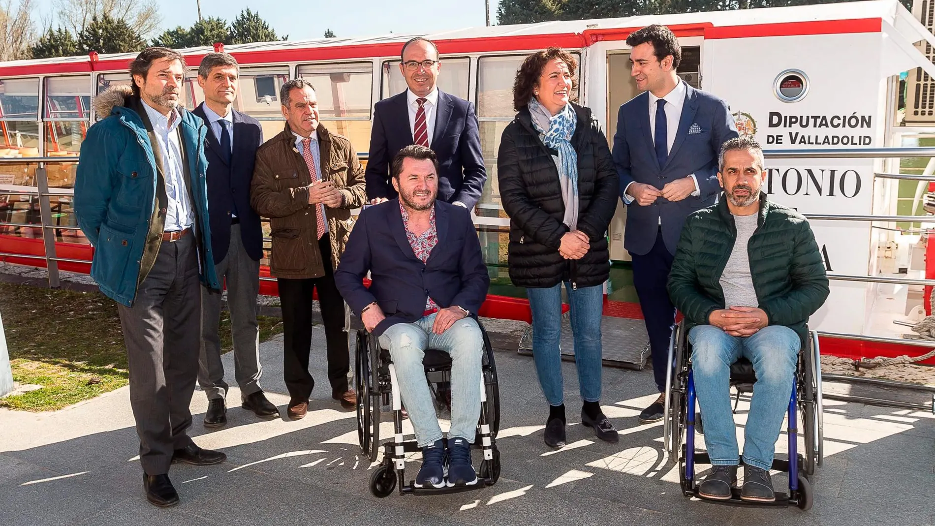 La consejera García Cirac, Francisco Sardón, David Esteban, Víctor Alonso, Ángel de Propios, Javier Ramírez y Pablo Trillo Figueroa visitan el barco accesible del Canal de Castilla