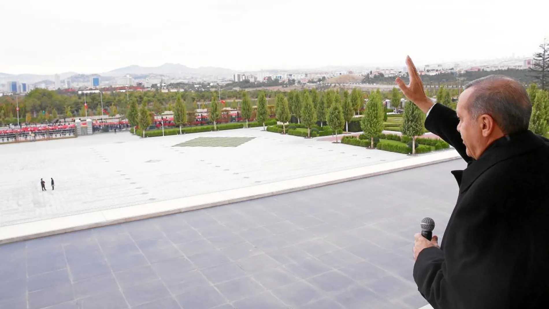 Recep Tayyip Erdogan saluda a unos seguidores al otro lado del monumental patio de su palacio