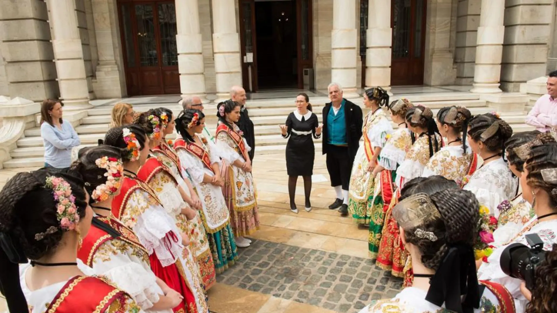 La vicealcaldesa de Cartagena, Ana Belén Castejón, con la Reina de la Huerta y su corte el pasado miércoles