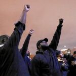 Varios afroamericanos se manifiestan contra la violencia policial en Oakland (California)