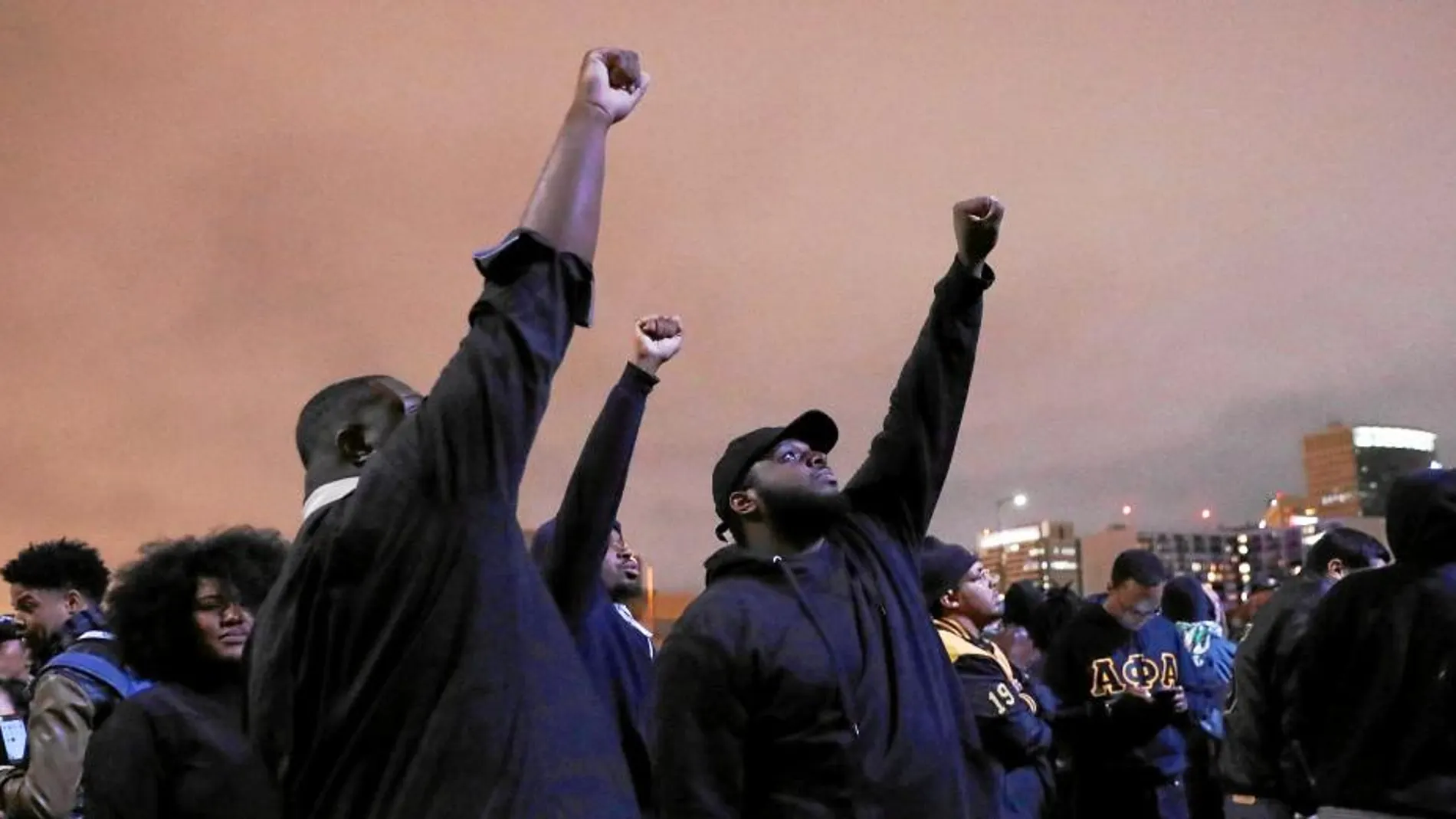 Varios afroamericanos se manifiestan contra la violencia policial en Oakland (California)