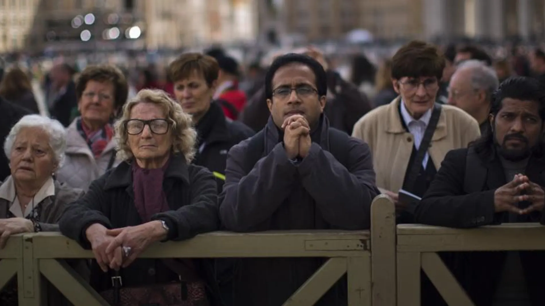 Miles de personas se congreran en la plaza de San Pedro
