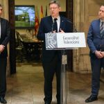 El presidente Ximo Puig y el conseller Rafael Climent junto al director de Redit, Fernando Saludes