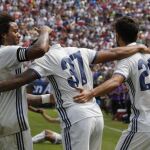 El jugador Mariano Díaz (c) del Real Madrid celebra con sus compañeros Marcelo (i) y Marco Asensio (d) la anotación de un gol ante el Chelsea