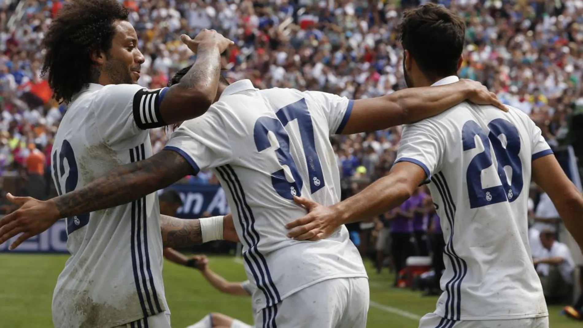 El jugador Mariano Díaz (c) del Real Madrid celebra con sus compañeros Marcelo (i) y Marco Asensio (d) la anotación de un gol ante el Chelsea