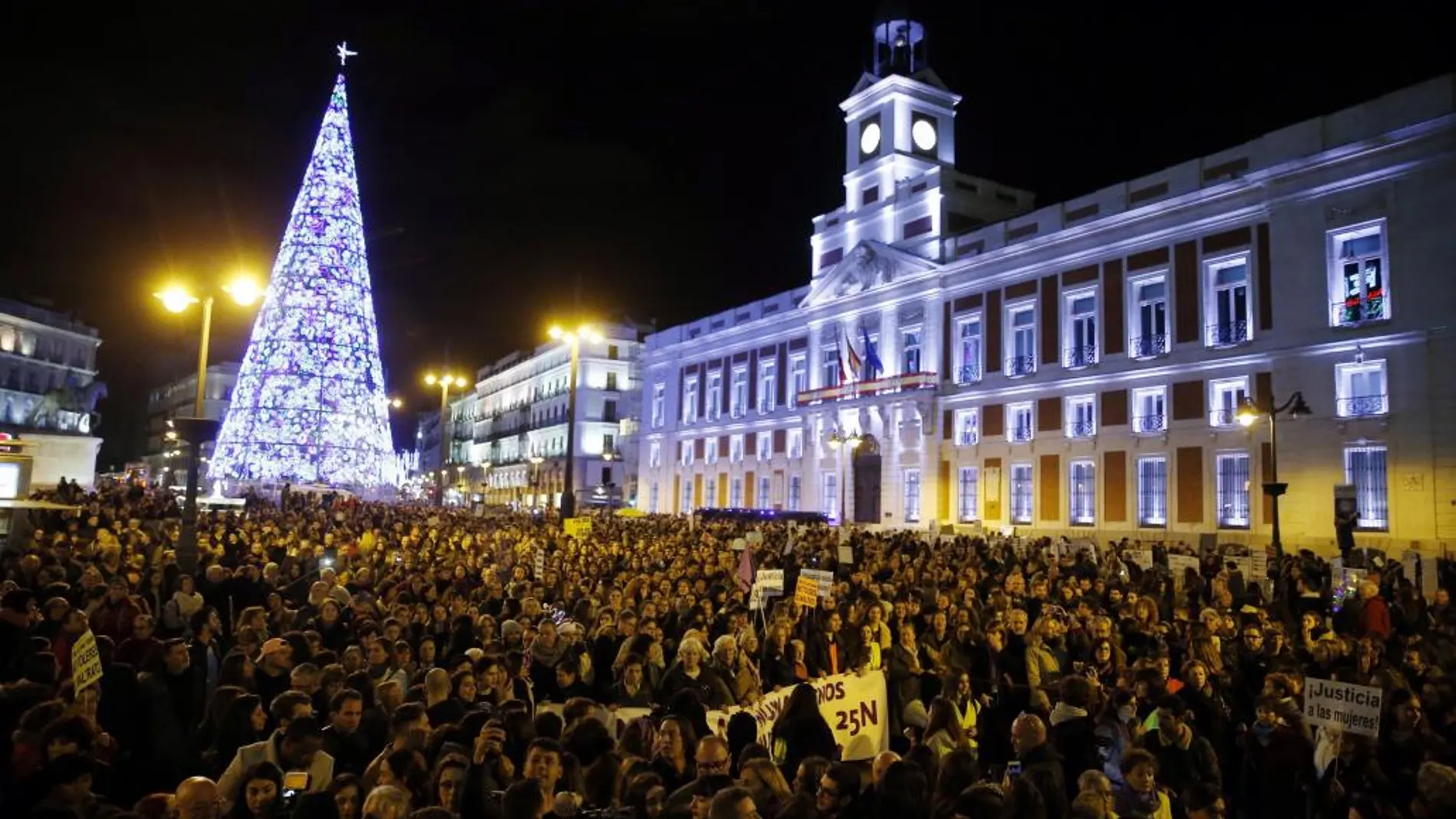 Miles de personas se han manifestado esta tarde por el centro de Madrid exigiendo eliminar la violencia contra las mujeres EFE/ Paco Campos.