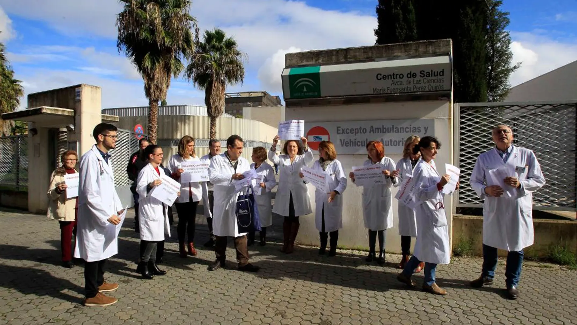 Protesta de médicos en un centro de salud de Sevilla / Foto: Manuel Olmedo