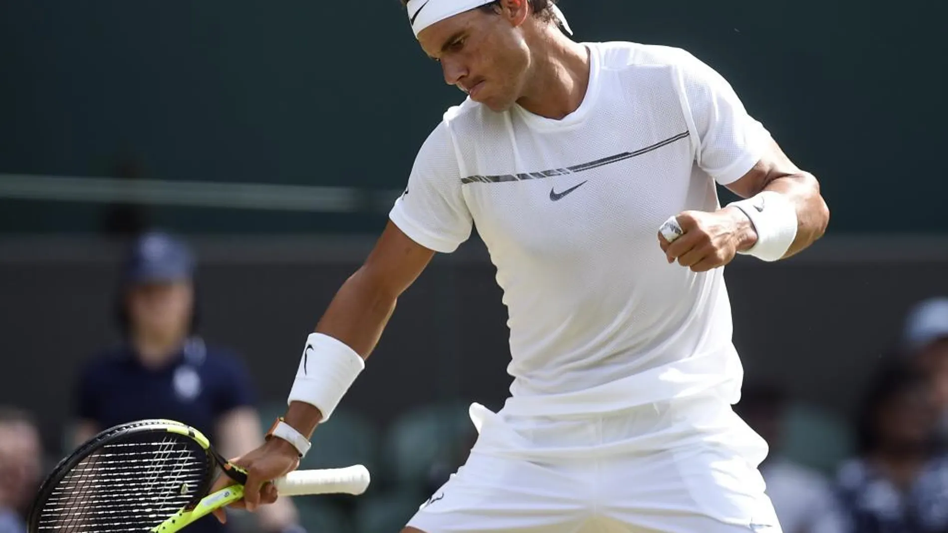 Rafael Nadal celebra un punto ante el ruso Karen Khachanov durante su encuentro de tercera ronda del torneo de tenis de Wimbledon
