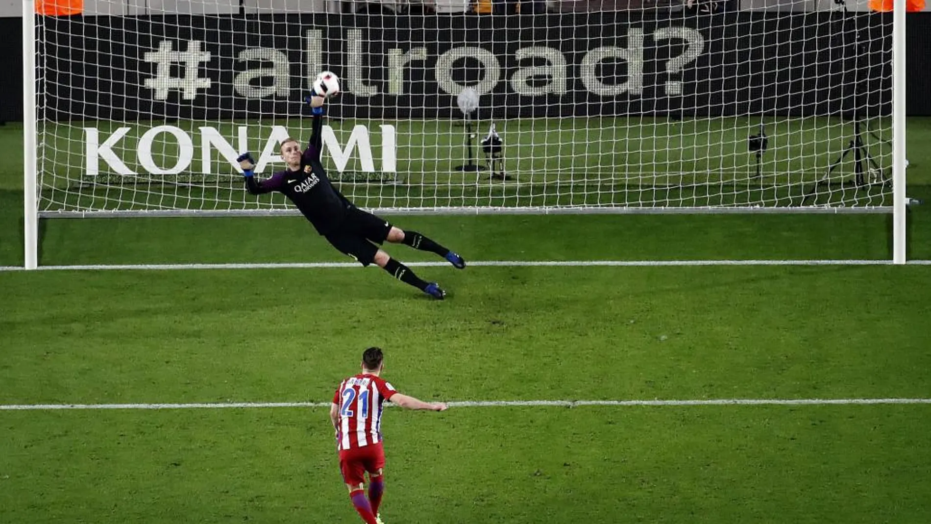 Gameiro falló en el Camp Nou el penalti, injusto, que señaló Gil Manzano
