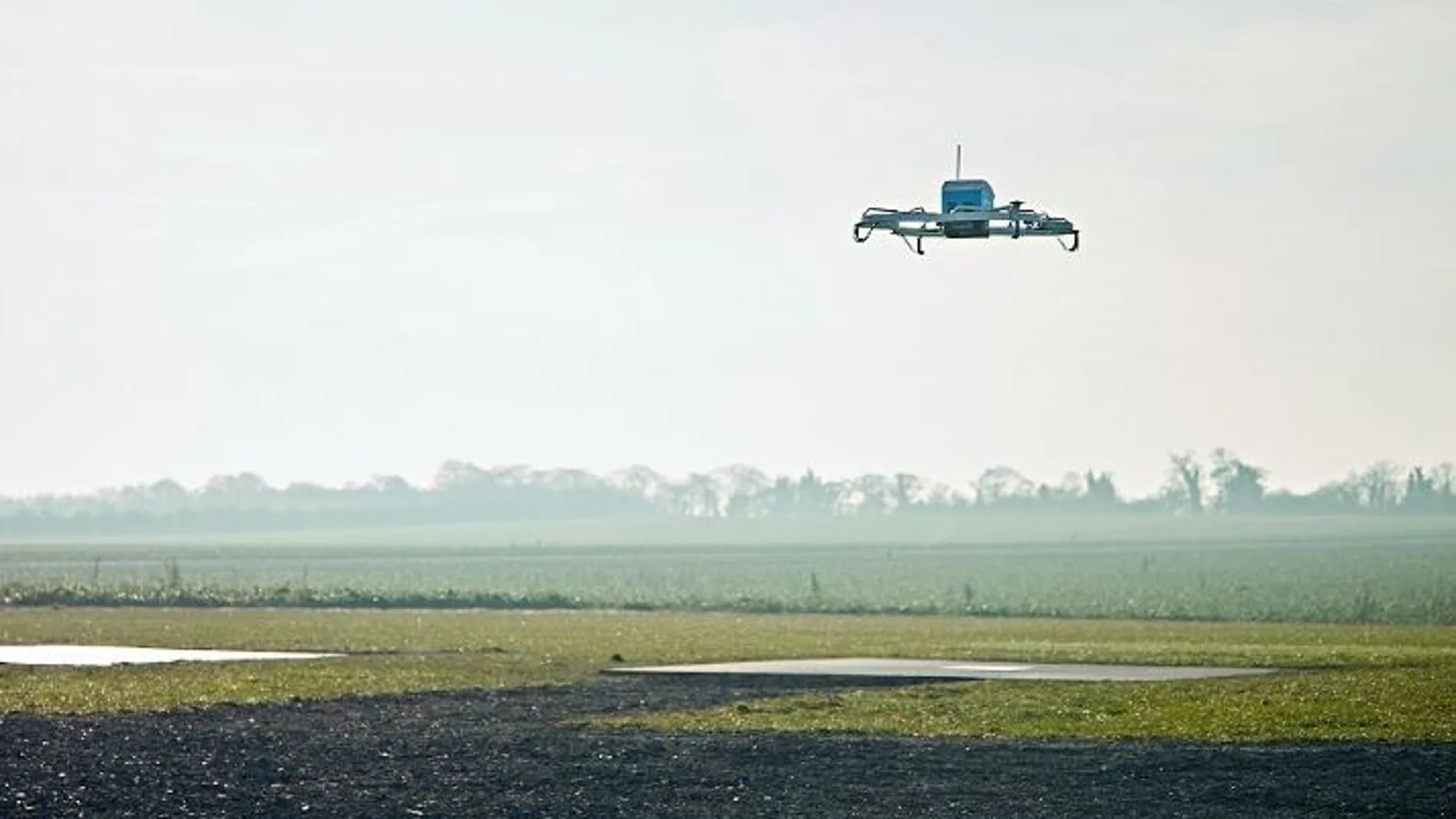 Amazon realiza sus primeras entregas de paquetes mediante drones