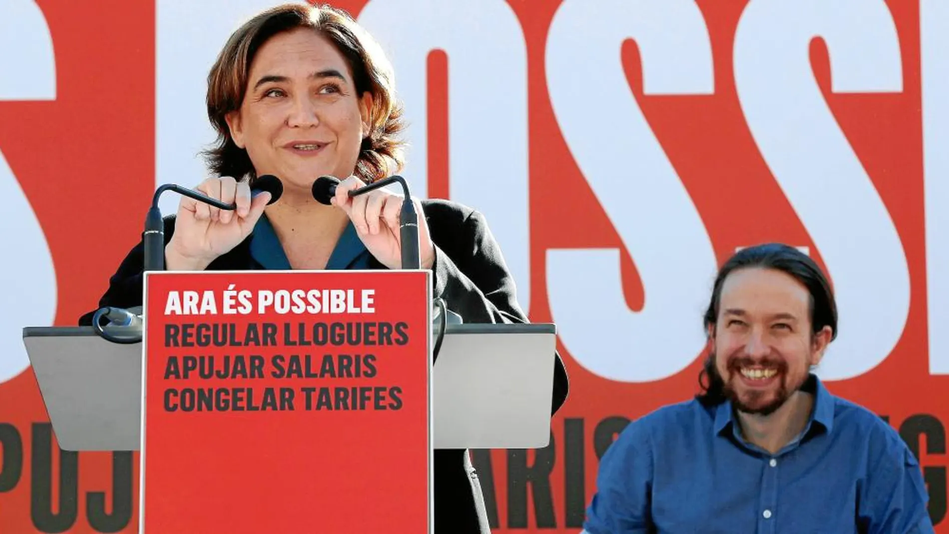 La alcaldesa Ada Colau y el líder de Podemos, Pablo Iglesias, ayer en el acto celebrado en Nou Barris, en Barcelona.