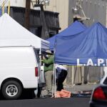 Los investigadores de la policía en el lugar del suceso