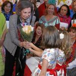 La reina emérita recibió el premio Menina Ventera y un ramo de flores en la flamenca Venta del Toro