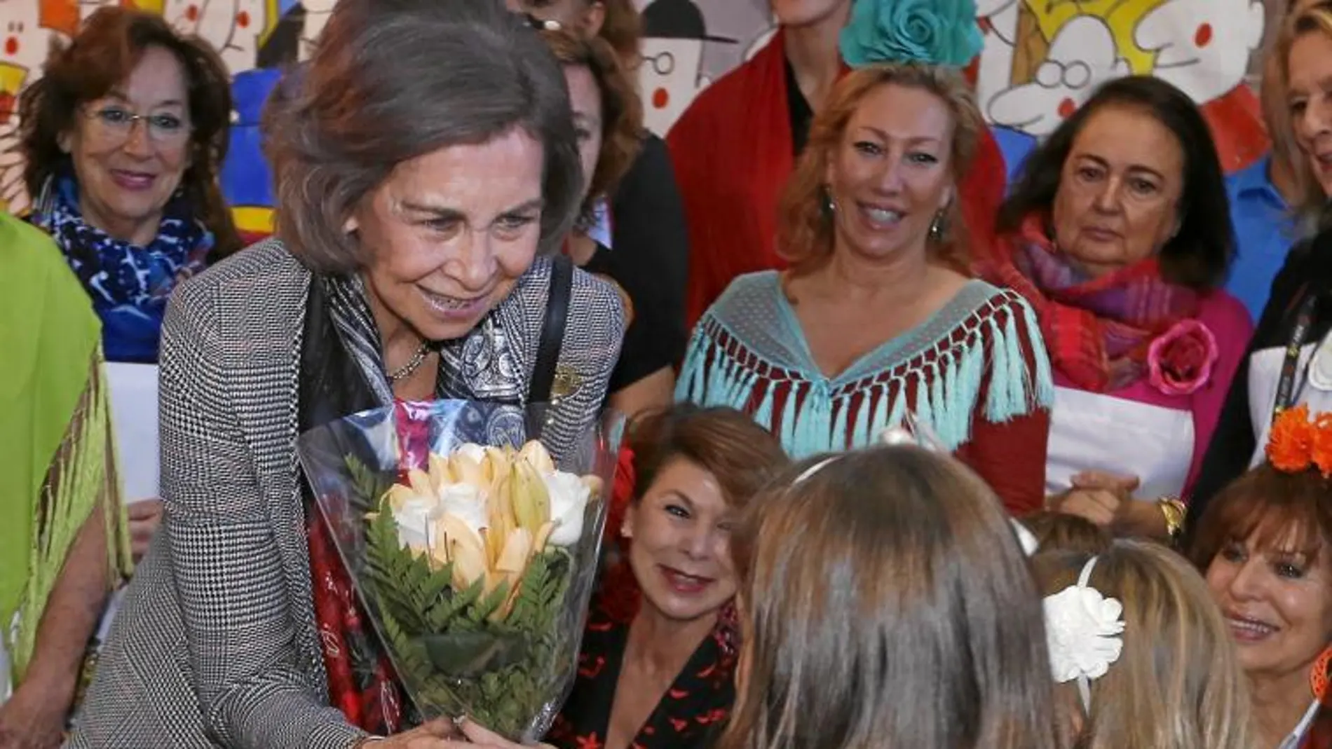 La reina emérita recibió el premio Menina Ventera y un ramo de flores en la flamenca Venta del Toro